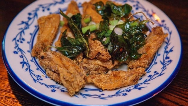 Peek Gai Tod - Fried Chicken Wings.